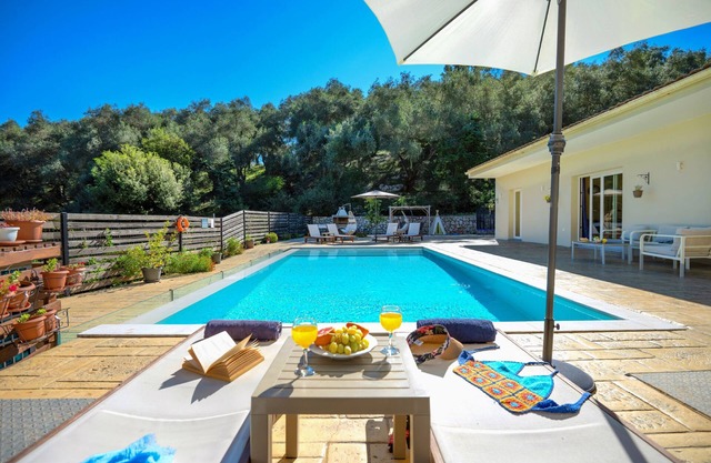 Luxury villa, heated pool, secluded in Saint Stefanos Sinies