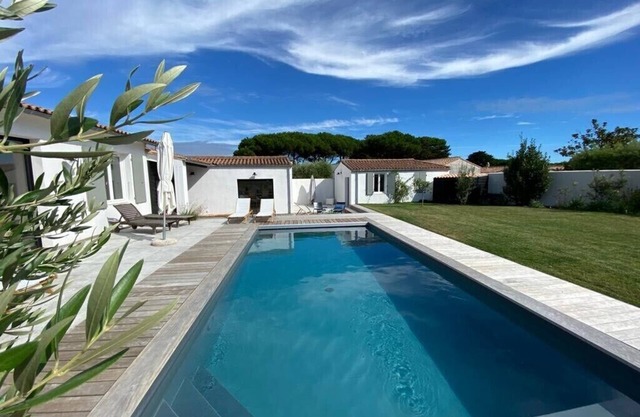 Luxury villa 5mn walk from beaches and shops, 6 bedrooms, swimming pool