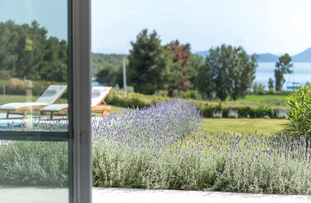 LUXURY VILLA -1 min from the beach!