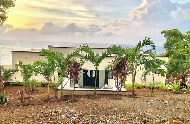 Luxury villa located directly on the Caribbean Sea with large infinity pool