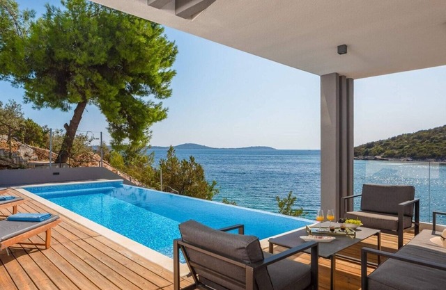 Luxury Villa Marina Prestige with heated infinity pool, sauna and gym by the sea in Vinisce- Marina