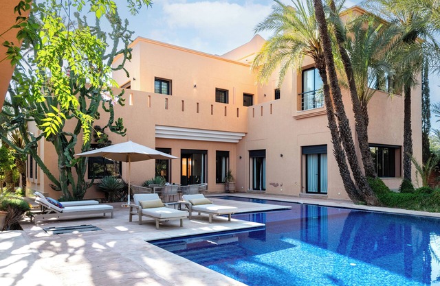Luxury villa on 2200m2, restaurants and supermarket 5 minutes from the center, 6km from the town center.