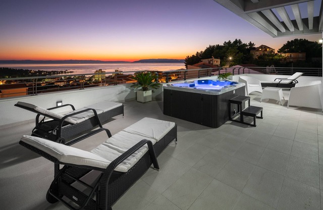Luxury villa Palladium in the center with * heated pool, * penthouse and * whirlp.
