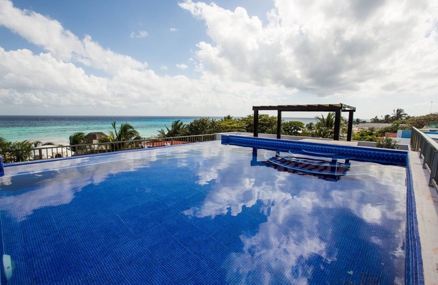 Luxury Villa Steps to Beach, 5th Ave & Concierge Avail! Beach access 70 meters!