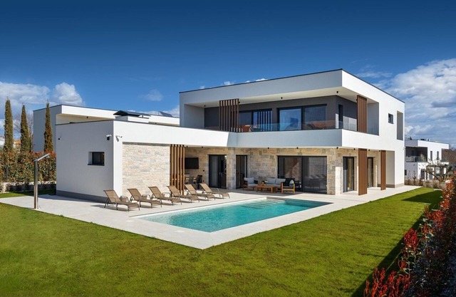 Luxury villa with 4 bedrooms, a pool, and a prime location just a few minutes from the center of Poreč.