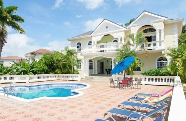 Luxury Villa with Amazing Ocean Views