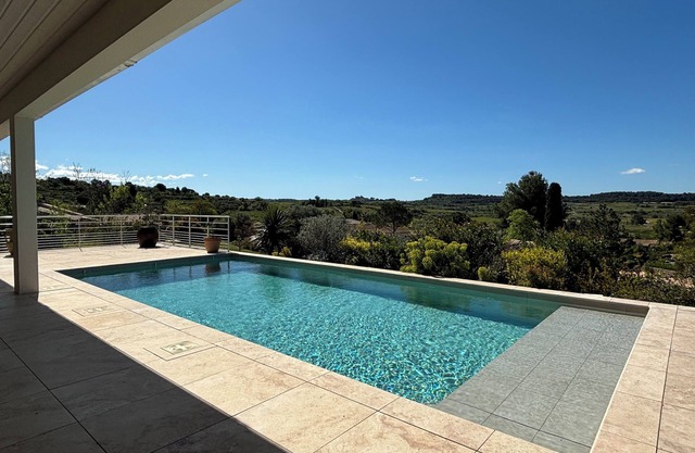 Luxury Villa With Covered Terrace and Swimming Pool, Quiet, Close to the Sea