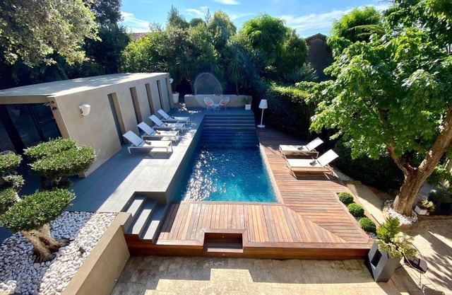Luxury villa with pool at the foot of the city