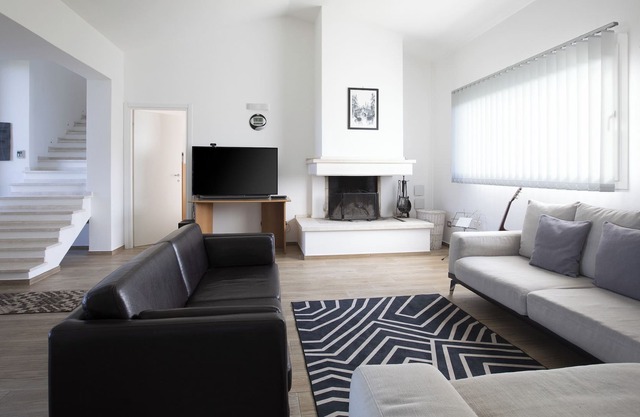 Luxury Villa with Jacuzzi close to the Town Center and the beach