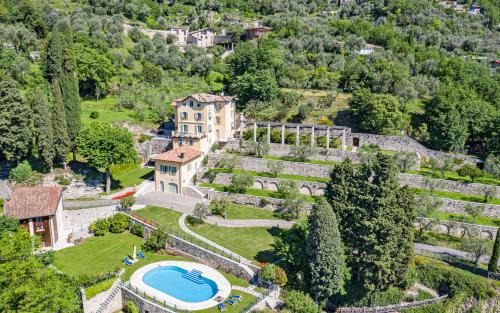 Luxury Villa with Private Pool and Lake View