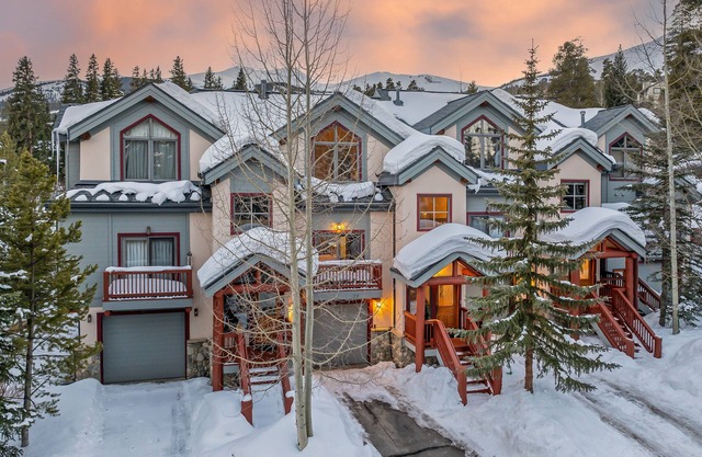 Luxury w/Mountain Views + Ski-in/Ski-out - Pines 75 Townhome