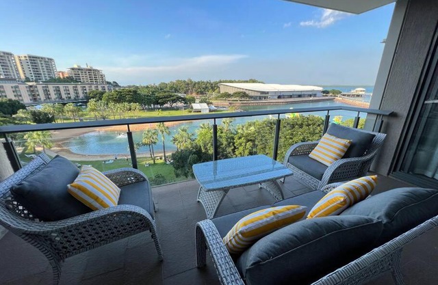 Luxury Waterfront Stay 1bdr (breathtaking Views)
