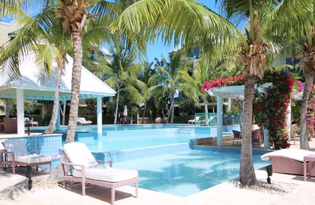Luxury Waterfront Townhouse. 2 Bedroom 2.5 Bath - 5 Minutes Walk from the Beach