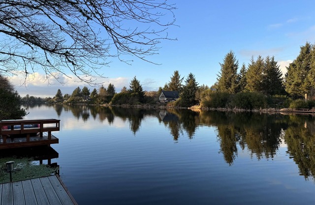 Luxury Waterfront, Dock, Hot Tub, Fire Pit, Fenced Yard