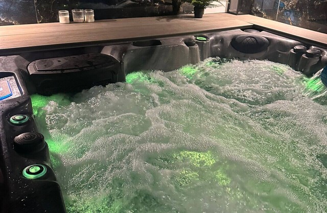 Luxury Watford Jacuzzi Retreat