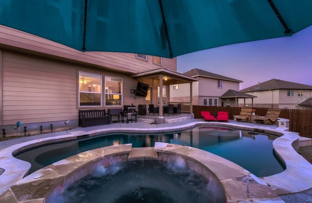 Lxry 4 BR, Heated Pool/Spa, Large Game Room, near Seaworld/Six Flags (St1)