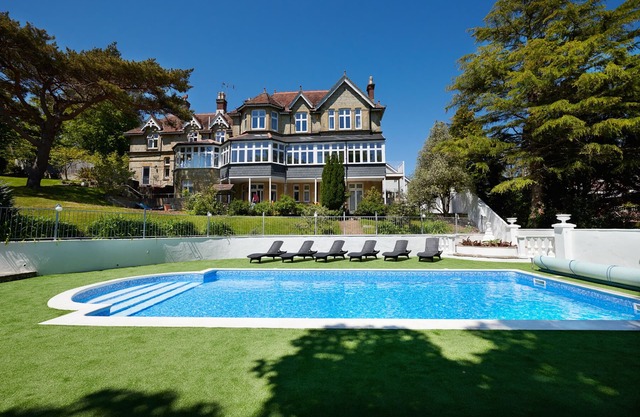 Lyon Court - The Garret (2 bedrooms with Heated Pool. Sleeps 6)