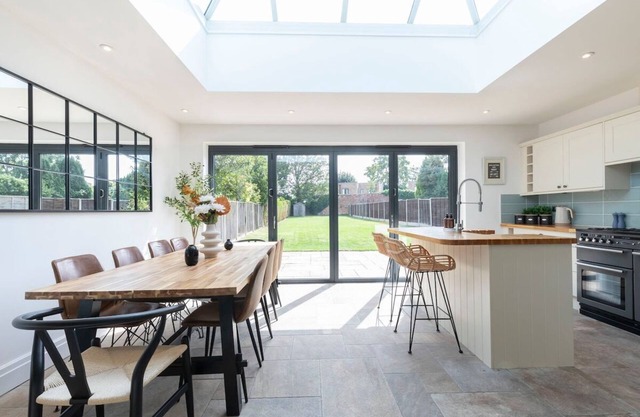 Lythwood House - Detached Home Close in Gloucester