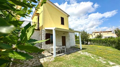 M375 - Marcelli, bilocale con giardino in residence con piscina