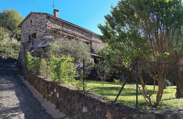 Ma Petite Maison 2 Bedroom Gite with Aircon, swimming pool and linen included