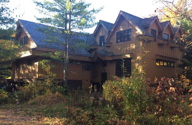 MadPad - Unique Family Home located right on the Golf Course!