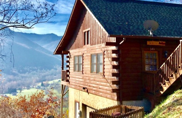 MAGGIE FAVORITE 3/3 FAMILY LOG CABIN with GREAT VIEWS, LARGE GAME ROOM & HOT TUB