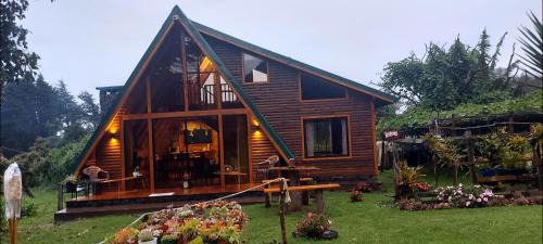 Magic Cabin in Jardín de Dota a real Costa Rica farm experience Breakfast incl Private Lagoon & Garden & fruits