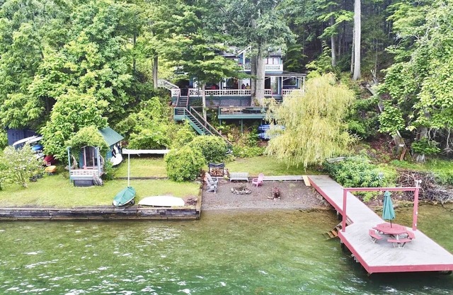 Magical lakefront treehouse, minutes to downtown