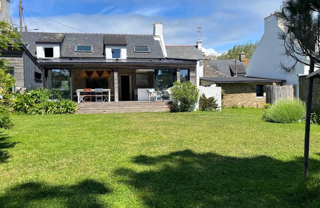 Magnificent family villa 30m from the beach