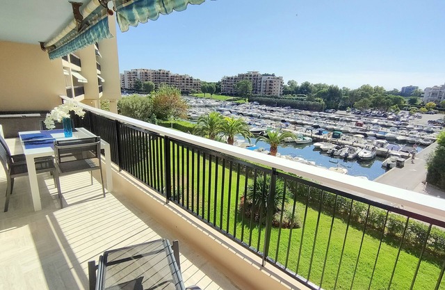 Magnificent 2-room apartment with marina view near the sea