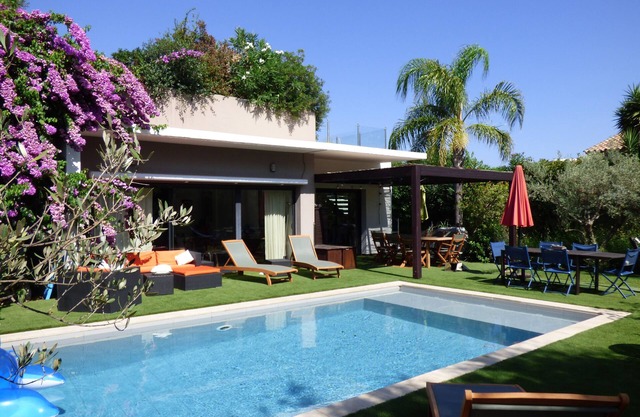 MAGNIFICENT CONTEMPORARY VILLA 5 * 250M2, POOL, 6 BEDROOMS, 14 PERS, 2MN BEACH