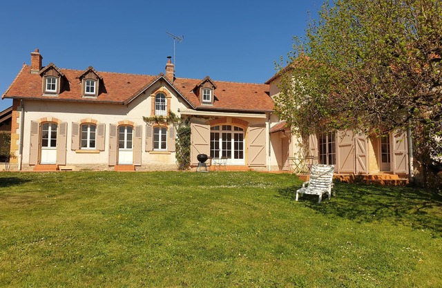 Magnificent property for rent 300m², sleeps 13 South Burgundy