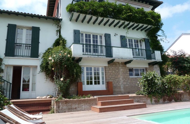 Magnificent house with heated pool in Bayonne city center.