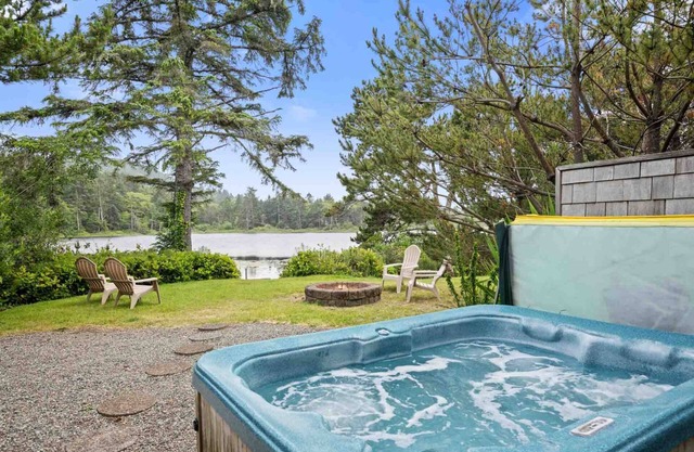 Magnificent Lakeshore Escape, Private Dock, Hot Tub, Pet Friendly, BBQ, Fire-Pit, Short Walk 2 Beach