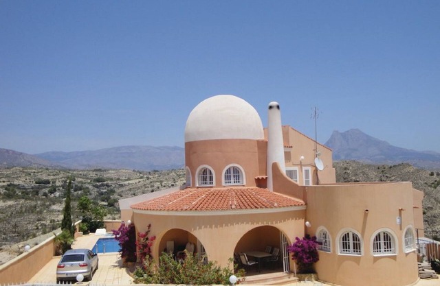 Magnificent property with great sea views near the beach
