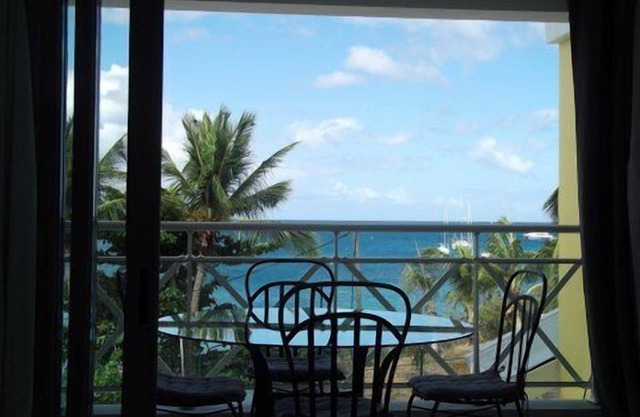 Magnificent T2 with sea view direct access to the mitan cove !