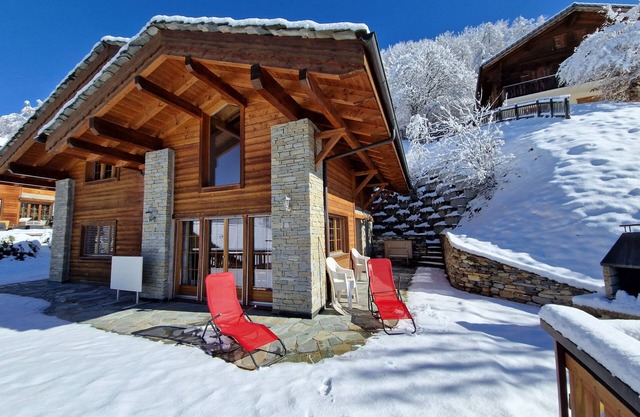 Magnificent views, maximum sunshine, dream skiing, absolute peace and quiet, walks