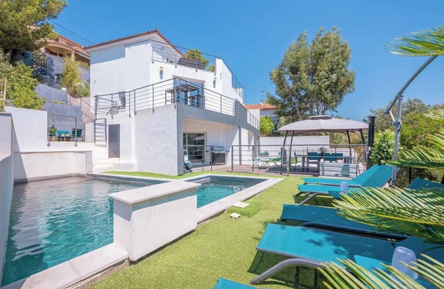Magnificent villa with swimming pool on the seafront