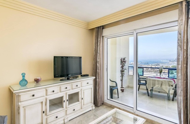 Magnifico apartamento en Marbella con vistas laterales al mar
