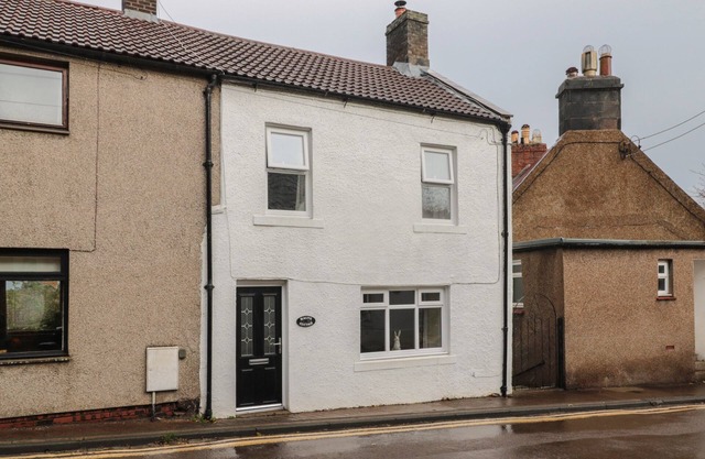 MAGPIE COTTAGE, pet friendly, with open fire in Wooler
