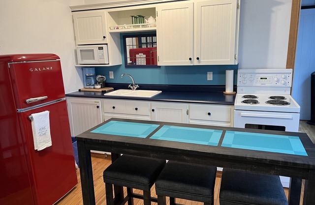 Mahone Bay NS - Town Center 2 Bedroom Apt. - Close to Oak Island