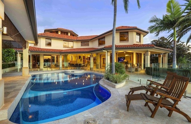 Main River Grandeur Mansion, 4 Bed, Pool & Sauna