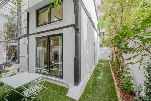 Maison Alcôme - Elegant Artist's Residence with Private Garden