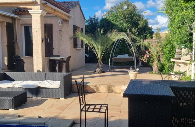 Maison Avec Terrain et Piscine à 10 Minutes à Pieds de la Plage et Centre Ville
