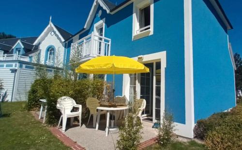 Maison bleue plage piscine
