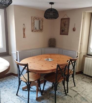 Maison de village dans une rue calme