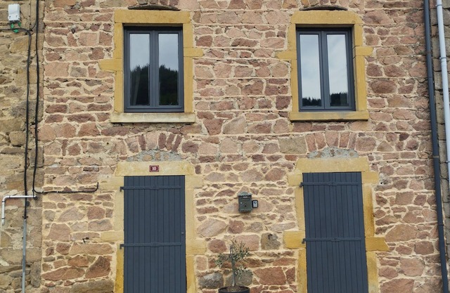 Maison en Pierre Avec une Belle Terrasse en Bois et Barbecue