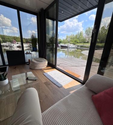 Maison flottante moderne