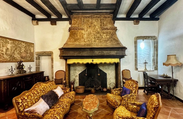 Maison du Roy - Royal Chambers August still Available!