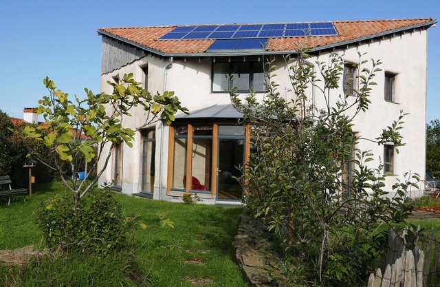 Maison Insolite en Paille au Bord de la mer